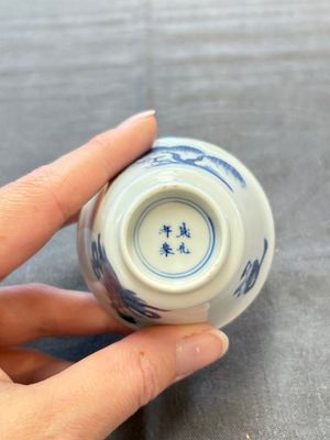 A pair of Chinese blue and white 'Elegant Beauty and Boy' cups and saucers, Chenghua mark, Kangxi — photo 15