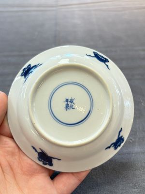 A pair of Chinese blue and white 'Elegant Beauty and Boy' cups and saucers, Chenghua mark, Kangxi — photo 2