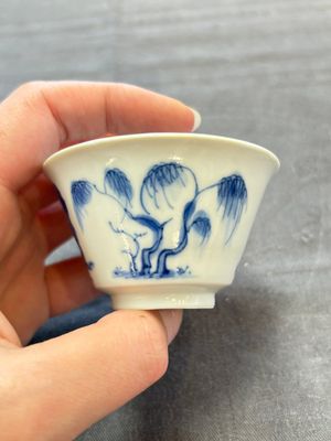 A pair of Chinese blue and white 'Elegant Beauty and Boy' cups and saucers, Chenghua mark, Kangxi — photo 3