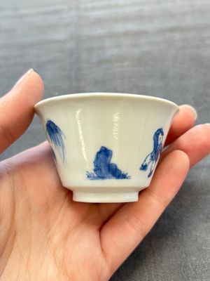 A pair of Chinese blue and white 'Elegant Beauty and Boy' cups and saucers, Chenghua mark, Kangxi — photo 4