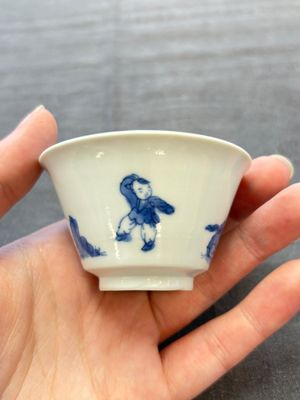 A pair of Chinese blue and white 'Elegant Beauty and Boy' cups and saucers, Chenghua mark, Kangxi — photo 5