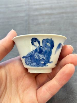 A pair of Chinese blue and white 'Elegant Beauty and Boy' cups and saucers, Chenghua mark, Kangxi — photo 6
