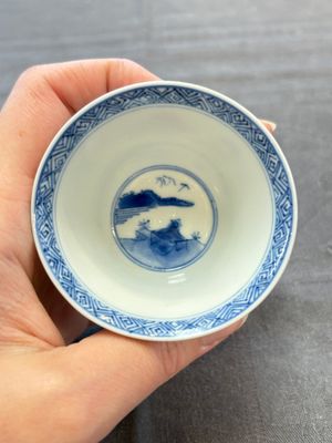 A pair of Chinese blue and white 'Elegant Beauty and Boy' cups and saucers, Chenghua mark, Kangxi — photo 7