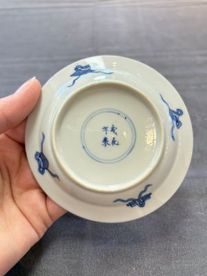 A pair of Chinese blue and white 'Elegant Beauty and Boy' cups and saucers, Chenghua mark, Kangxi — photo 10