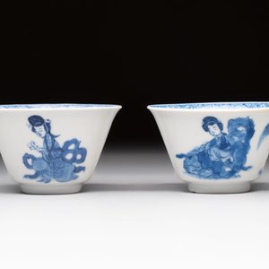 A pair of Chinese blue and white 'Elegant Beauty and Boy' cups and saucers, Chenghua mark, Kangxi — photo 4