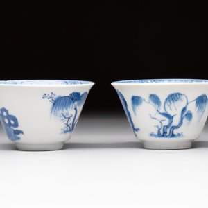 A pair of Chinese blue and white 'Elegant Beauty and Boy' cups and saucers, Chenghua mark, Kangxi — photo 5