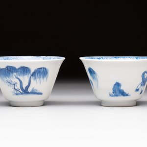 A pair of Chinese blue and white 'Elegant Beauty and Boy' cups and saucers, Chenghua mark, Kangxi — photo 6