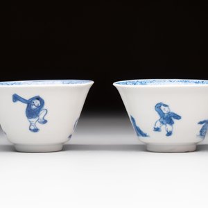 A pair of Chinese blue and white 'Elegant Beauty and Boy' cups and saucers, Chenghua mark, Kangxi — photo 7
