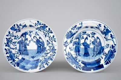 Une paire d'assiettes en porcelaine de Chine bleu et blanc au décor allégorique de l'odeur, Kangxi, ca. 1700
