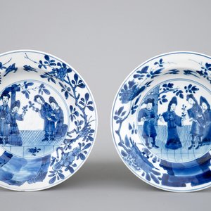 Une paire d'assiettes en porcelaine de Chine bleu et blanc au décor allégorique de l'odeur, Kangxi, ca. 1700 — photo 1