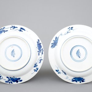 Une paire d'assiettes en porcelaine de Chine bleu et blanc au décor allégorique de l'odeur, Kangxi, ca. 1700 — photo 2