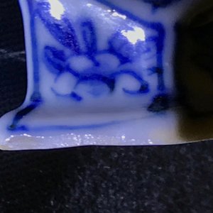 A pair of Chinese blue and white ewers and covers with floral design, Kangxi — 照片 17