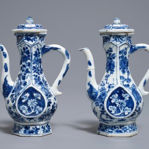 A pair of Chinese blue and white ewers and covers with floral design, Kangxi — 照片 2