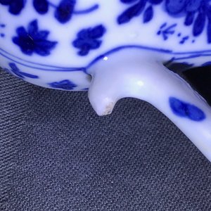A pair of Chinese blue and white ewers and covers with floral design, Kangxi — 照片 8