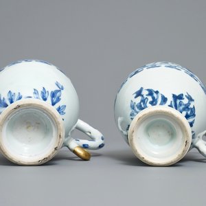 A pair of Chinese blue and white ewers, Transitional period — photo 7
