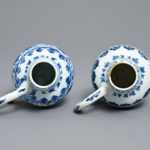 A pair of Chinese blue and white ewers, Transitional period — 照片 6