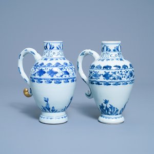 A pair of Chinese blue and white ewers, Transitional period — 照片 1