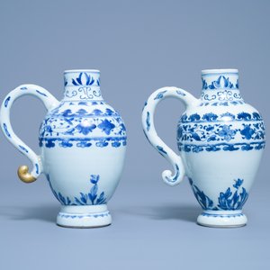 A pair of Chinese blue and white ewers, Transitional period — 照片 2