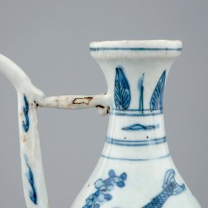A pair of Chinese blue and white ewers with birds and fish, Ming Dynasty, Wanli, 1573-1619 — photo 4