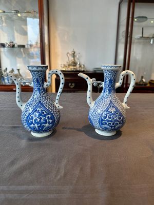 A pair of Chinese blue and white ewers with floral design, Kangxi — photo 1