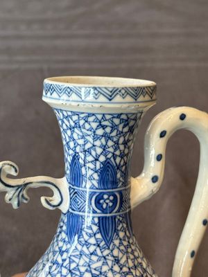 A pair of Chinese blue and white ewers with floral design, Kangxi — photo 12