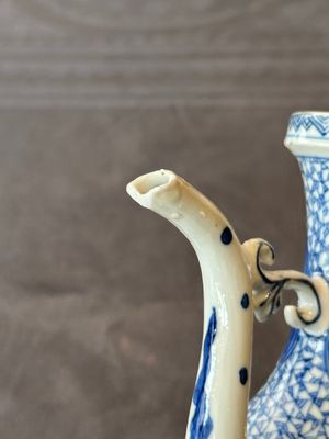 A pair of Chinese blue and white ewers with floral design, Kangxi — photo 13