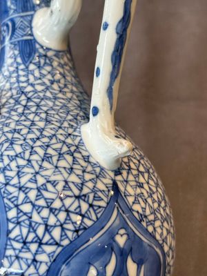 A pair of Chinese blue and white ewers with floral design, Kangxi — photo 14