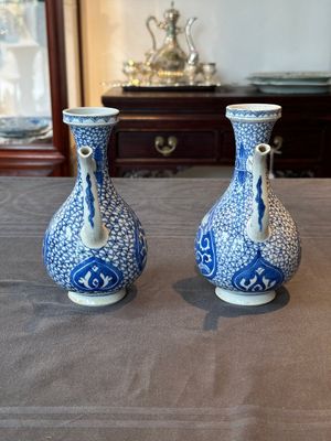 A pair of Chinese blue and white ewers with floral design, Kangxi — photo 2