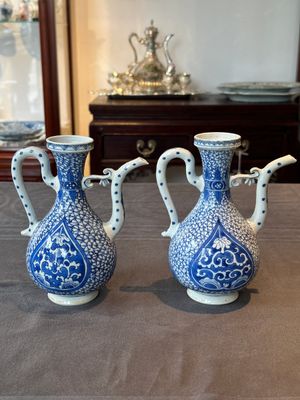 A pair of Chinese blue and white ewers with floral design, Kangxi — photo 3