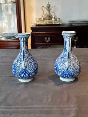 A pair of Chinese blue and white ewers with floral design, Kangxi — photo 4