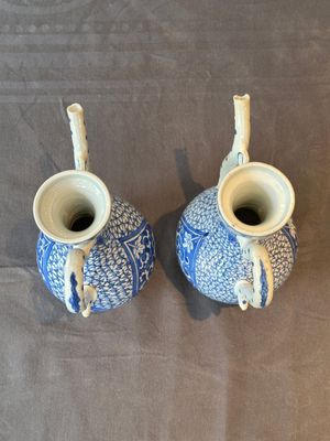 A pair of Chinese blue and white ewers with floral design, Kangxi — photo 5