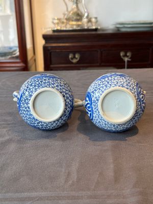 A pair of Chinese blue and white ewers with floral design, Kangxi — photo 6