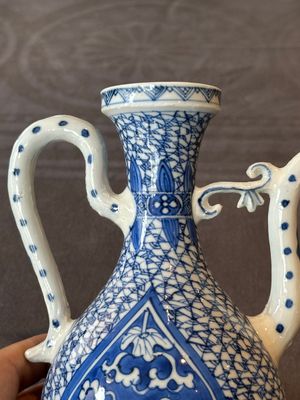 A pair of Chinese blue and white ewers with floral design, Kangxi — photo 7