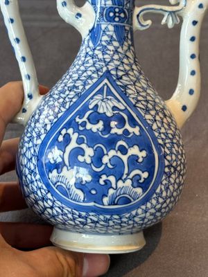 A pair of Chinese blue and white ewers with floral design, Kangxi — photo 8