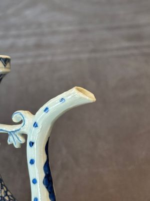 A pair of Chinese blue and white ewers with floral design, Kangxi — photo 9