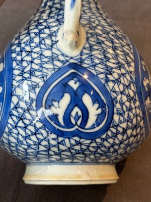 A pair of Chinese blue and white ewers with floral design, Kangxi — photo 10