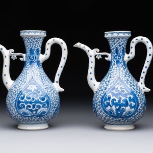 A pair of Chinese blue and white ewers with floral design, Kangxi — photo 1