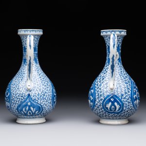 A pair of Chinese blue and white ewers with floral design, Kangxi — photo 2