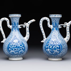 A pair of Chinese blue and white ewers with floral design, Kangxi — photo 3