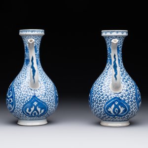A pair of Chinese blue and white ewers with floral design, Kangxi — photo 4