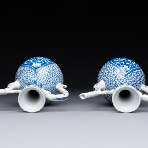 A pair of Chinese blue and white ewers with floral design, Kangxi — photo 5