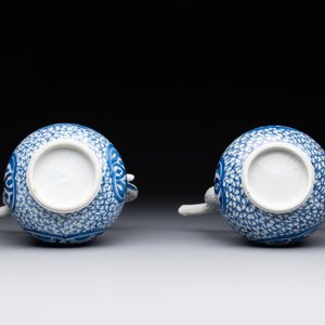 A pair of Chinese blue and white ewers with floral design, Kangxi — photo 6