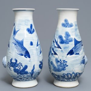 A pair of Chinese blue and white 'fish and crab' vases, Kangxi mark, 19th C. — photo 2