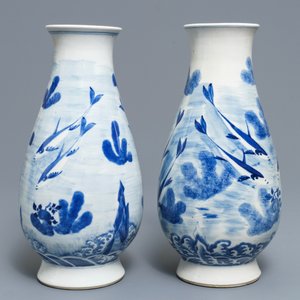 A pair of Chinese blue and white 'fish and crab' vases, Kangxi mark, 19th C. — photo 3