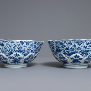 A pair of Chinese blue and white floral bowls, Chenghua mark, Kangxi — 照片 3