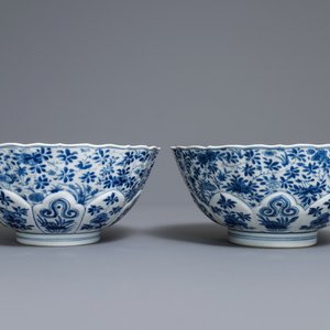A pair of Chinese blue and white floral bowls, Chenghua mark, Kangxi — 照片 4