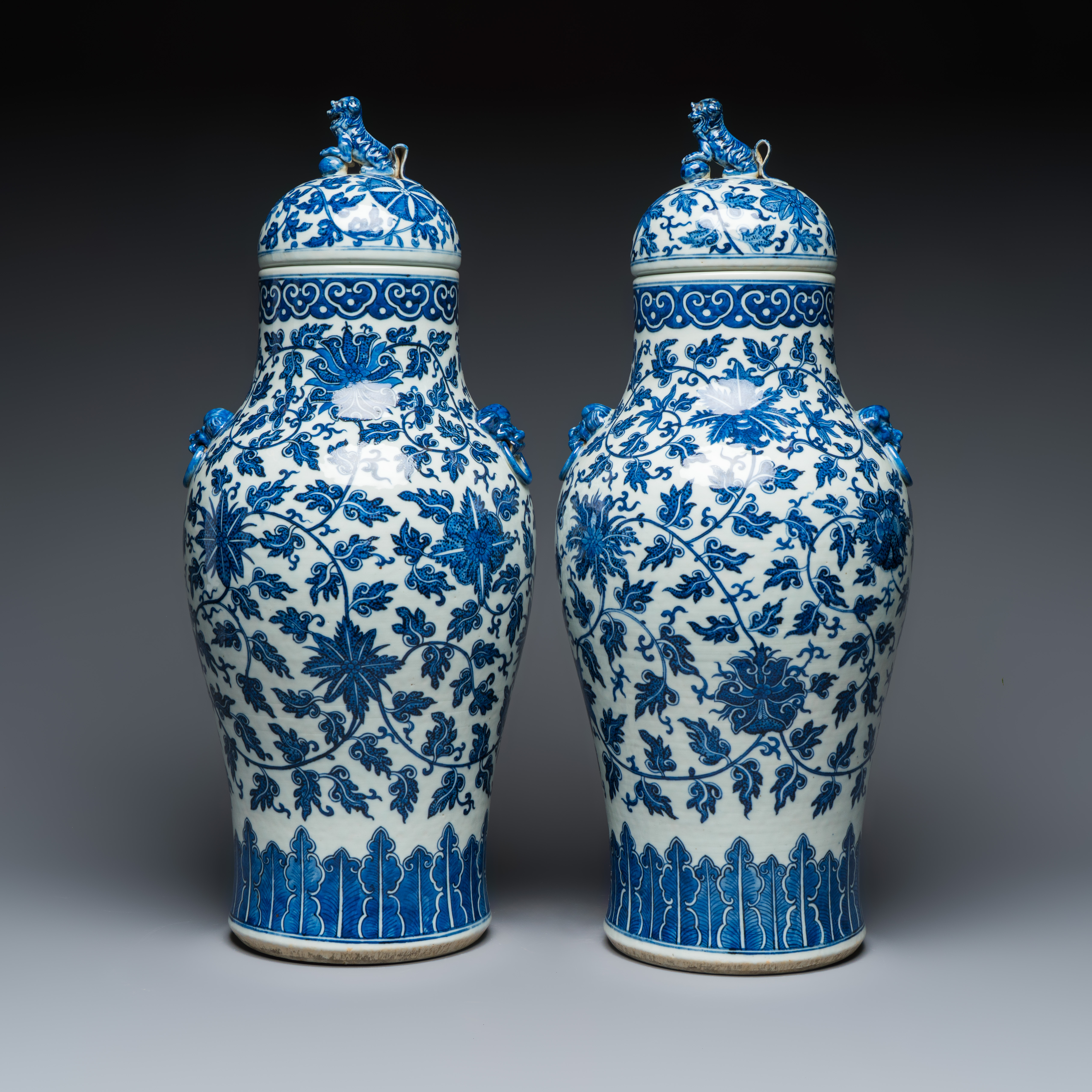 A pair of Chinese blue and white 'Flower Scroll' covered vases — foto 2