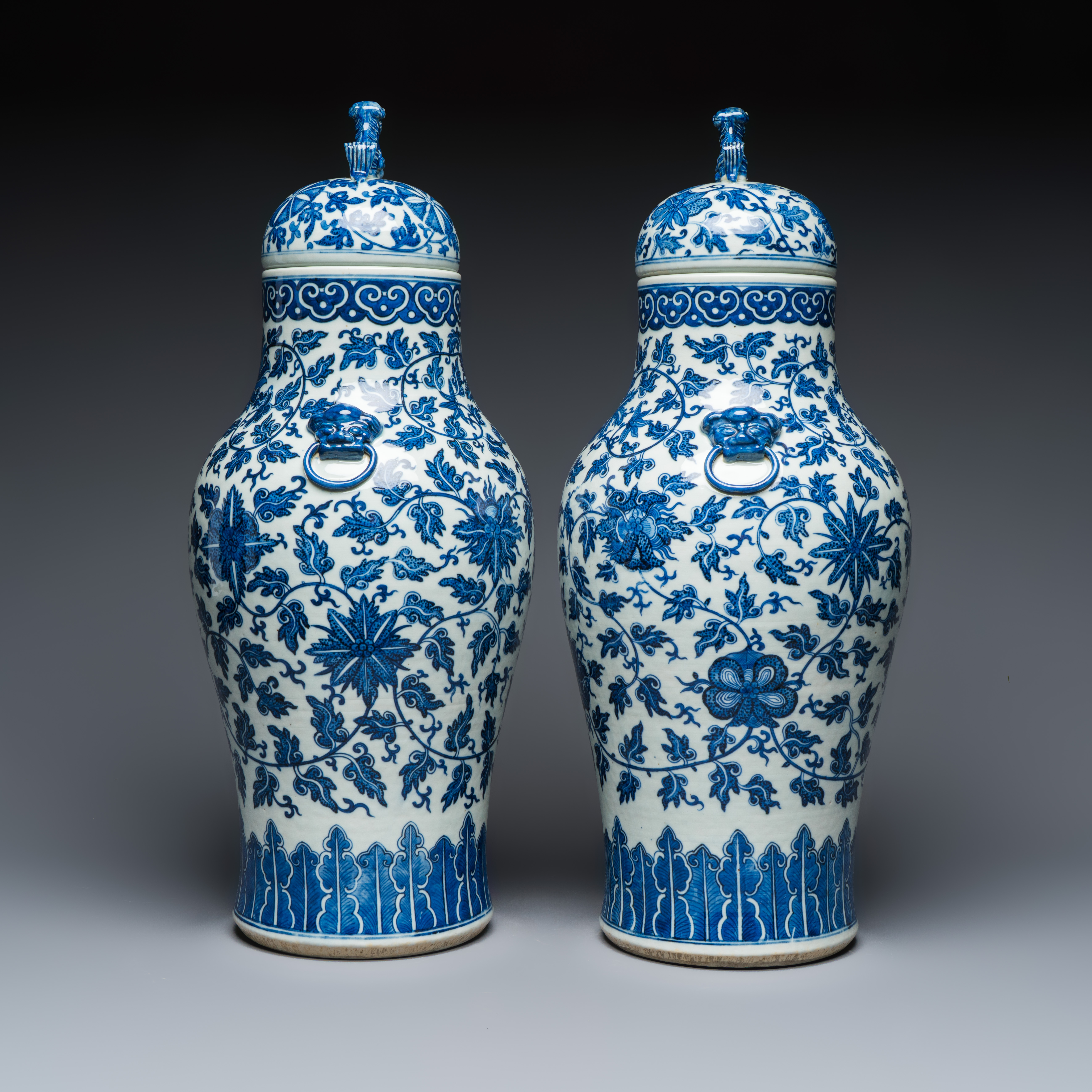 A pair of Chinese blue and white 'Flower Scroll' covered vases — foto 3
