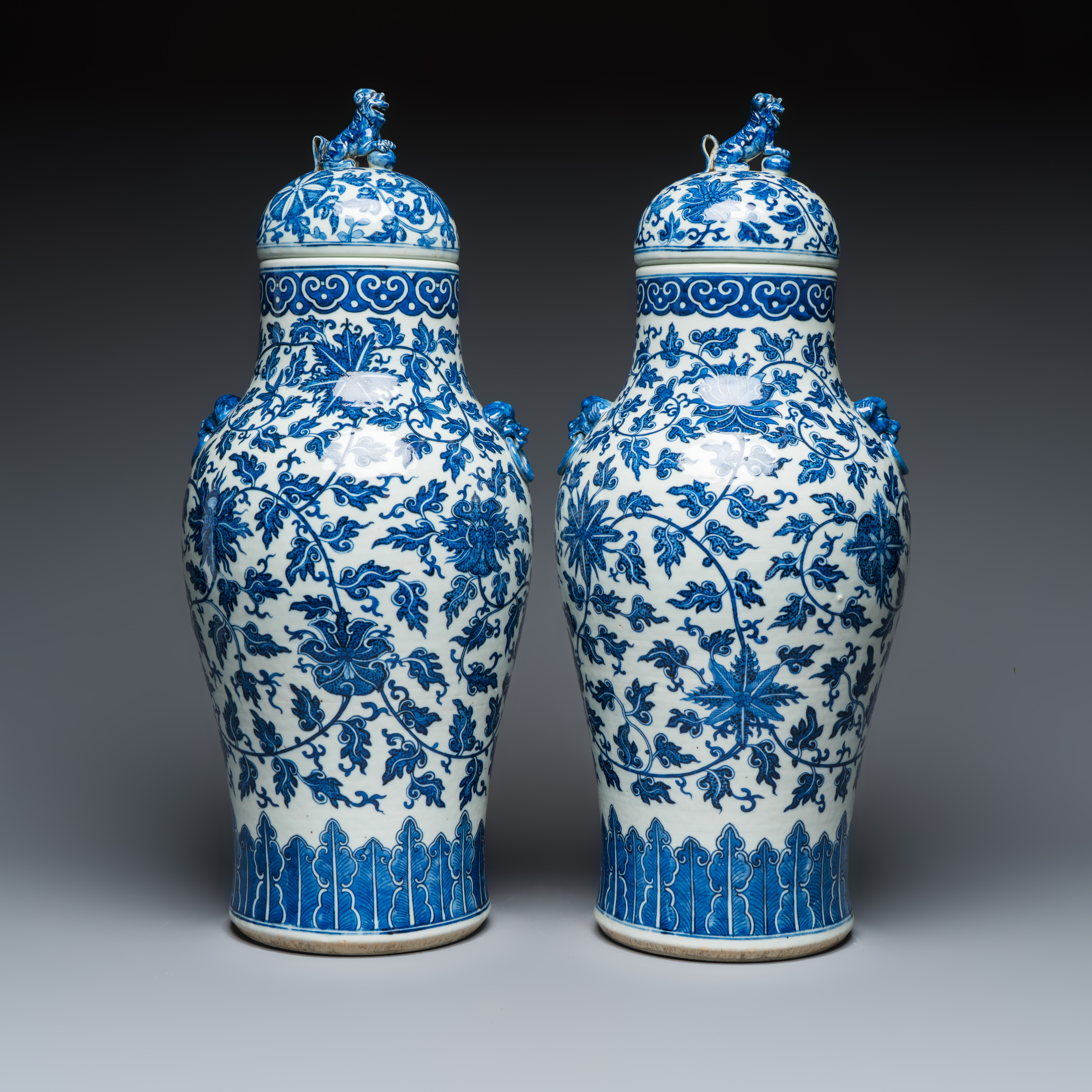 A pair of Chinese blue and white 'Flower Scroll' covered vases — foto 4