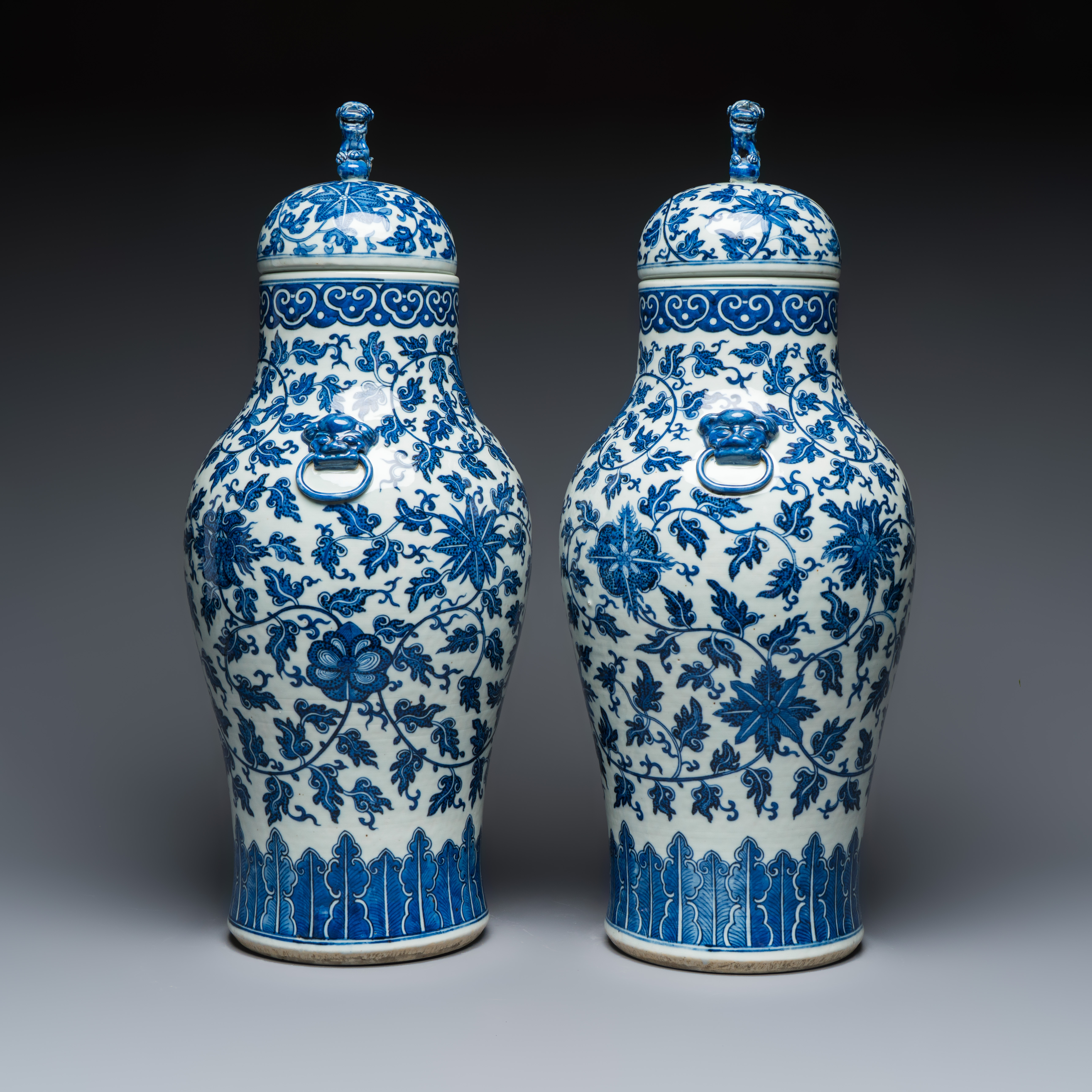 A pair of Chinese blue and white 'Flower Scroll' covered vases — foto 5